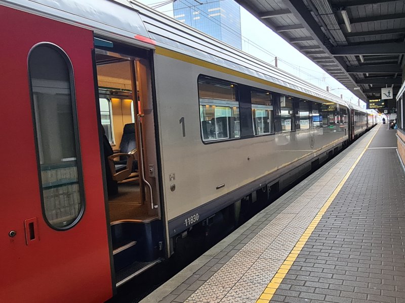 De i11-rijtuigen van de NMBS die als vaste samenstelling ingezet worden voor de Eurocity tussen Rotterdam en Brussel Zuid/Midi. (Foto: Treinenweb)