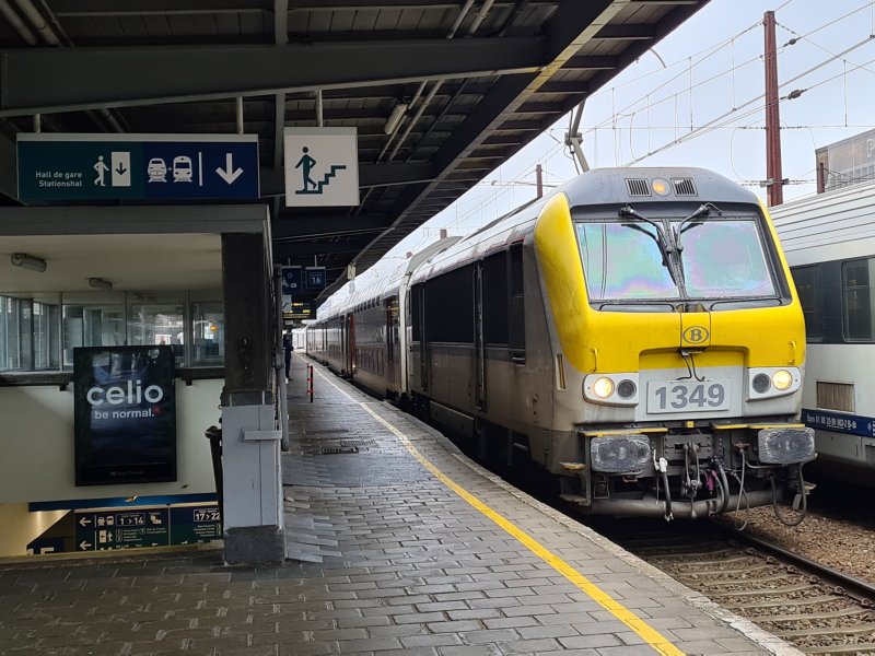 Een trein van de NMBS in Brussel-Zuid Midi, wat ook vertaald wordt als Bruxelles-Midi, Brussels South en Brussel-Sd. (Foto: Treinenweb.nl)