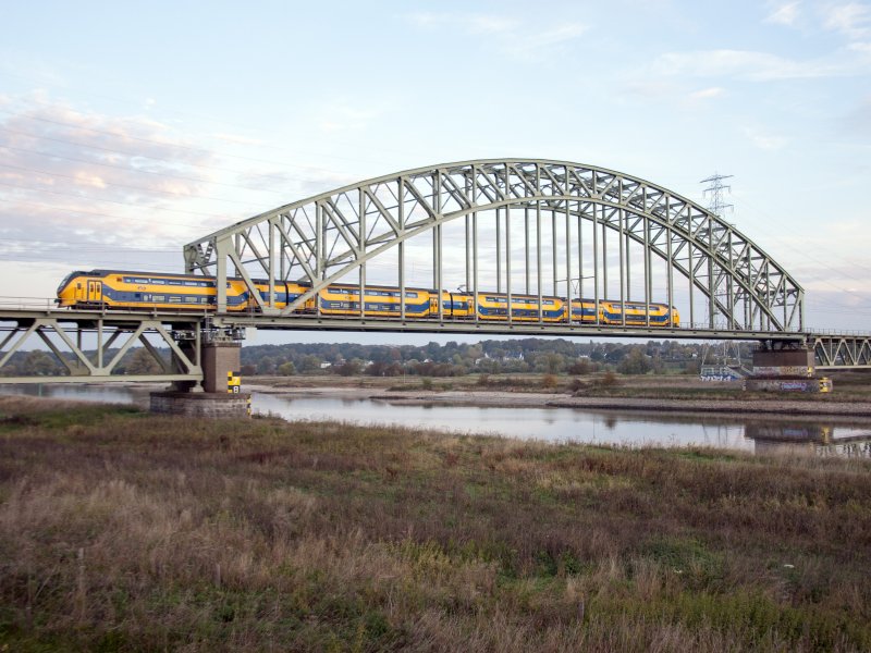 Een VIRM-trein die over het spoor rijdt. (Foto: NS)