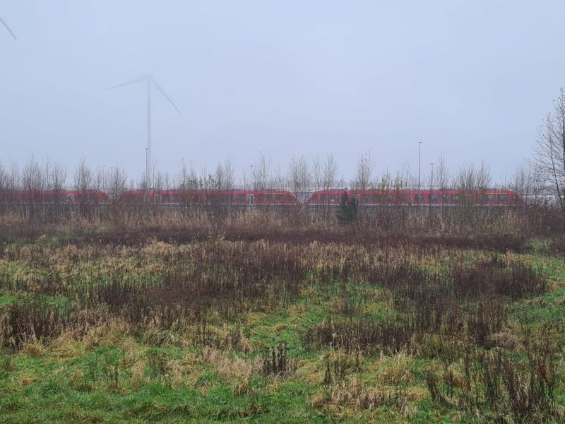 Een aantal stellen staan in Coevorden te wachten op de inzet. Ze zijn nog voorzien van de kleuren waarmee de Deutsche Bahn reed. (Foto: Treinenweb.nl)