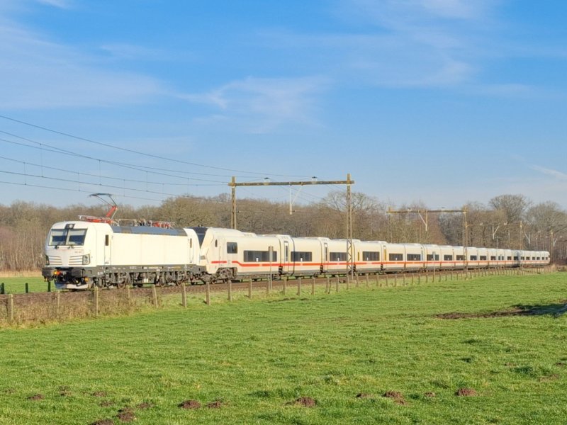 De trein reed langs Deventer Colmsgate in de richting van Amersfoort. (Foto: Jens Bonten)