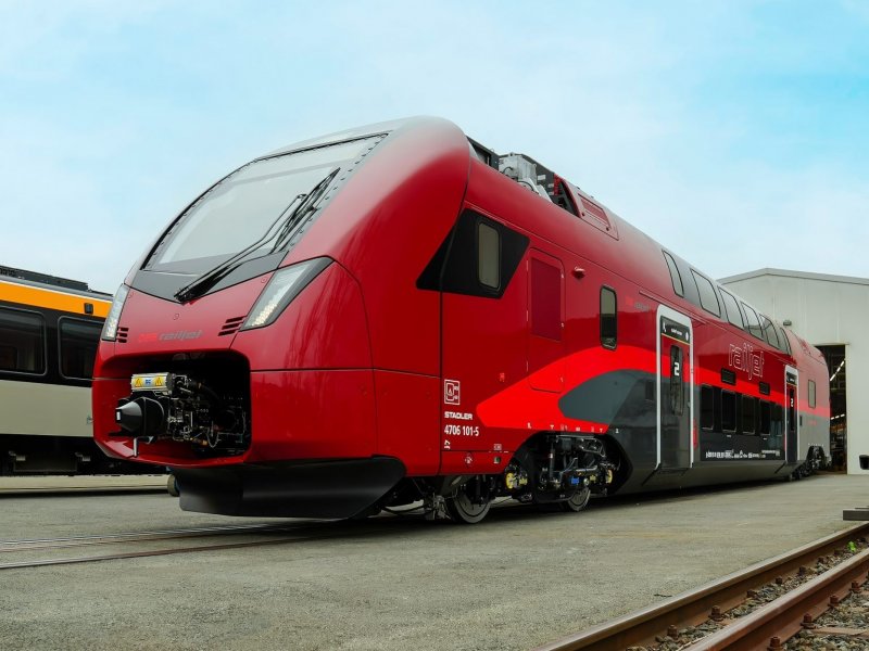 Het koprijtuig van de eerste KISS buiten de werkplaats van Stadler. (Foto: BB)