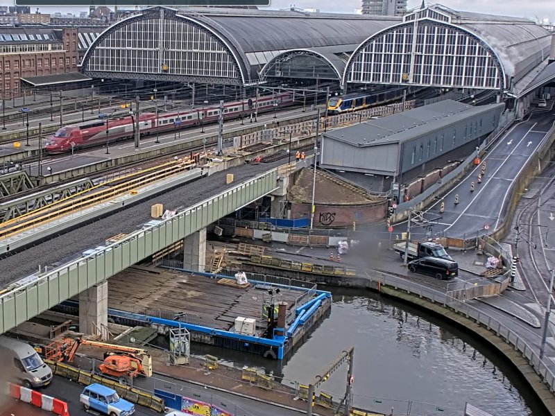 Een webcambeeld van n van de ProRail-camera's waarop de werkzaamheden te zien zijn. (Foto: ProRail)