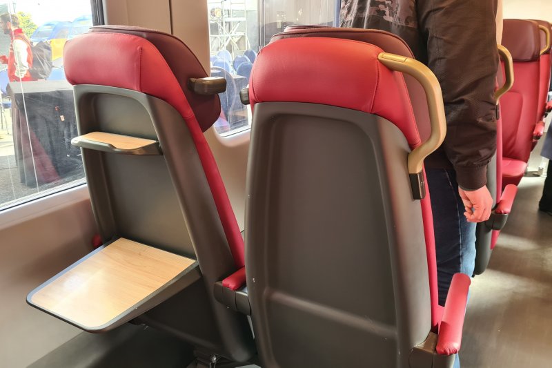 De eerste klas stoelen in de coach-opstelling zijn voorzien van twee handige klaptafeltjes. (Rechten: Treinenweb)