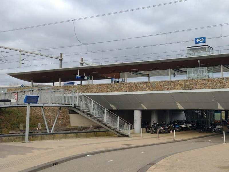 Het station van Breukelen (Foto: Sneeuwvlakte (Aangepast door Treinenweb))