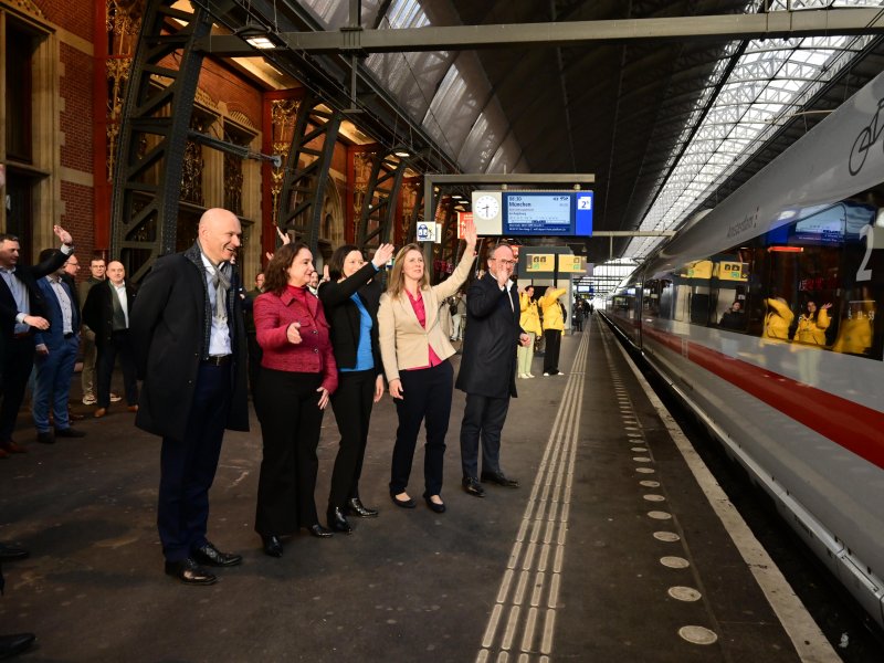 De trein werd op Amsterdam Centraal uitgezwaaid door genodigen. (Foto: NS)