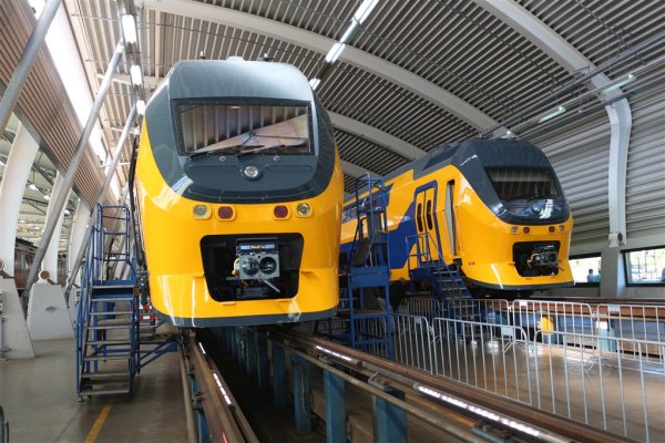 Twee NS-treinen in de werkplaats in Haarlem. (Foto: Treinenweb)