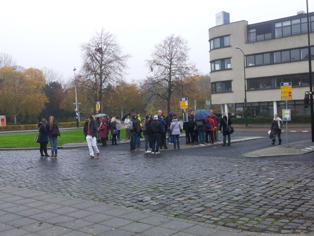 Reizigers wachten geduldig op de NS-Bus